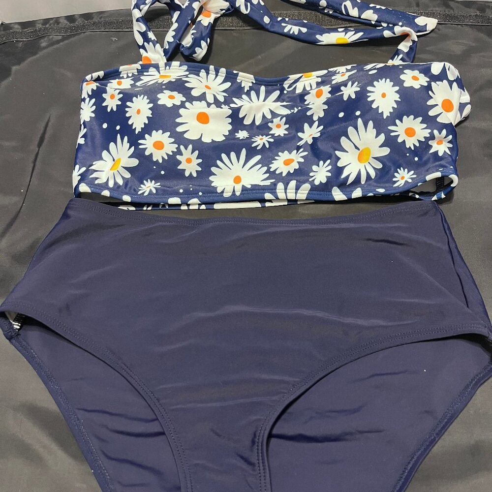 NEW Beach Queen Women's 2 Piece Blue & White Daisies Swimsuit Bikini Size Med.